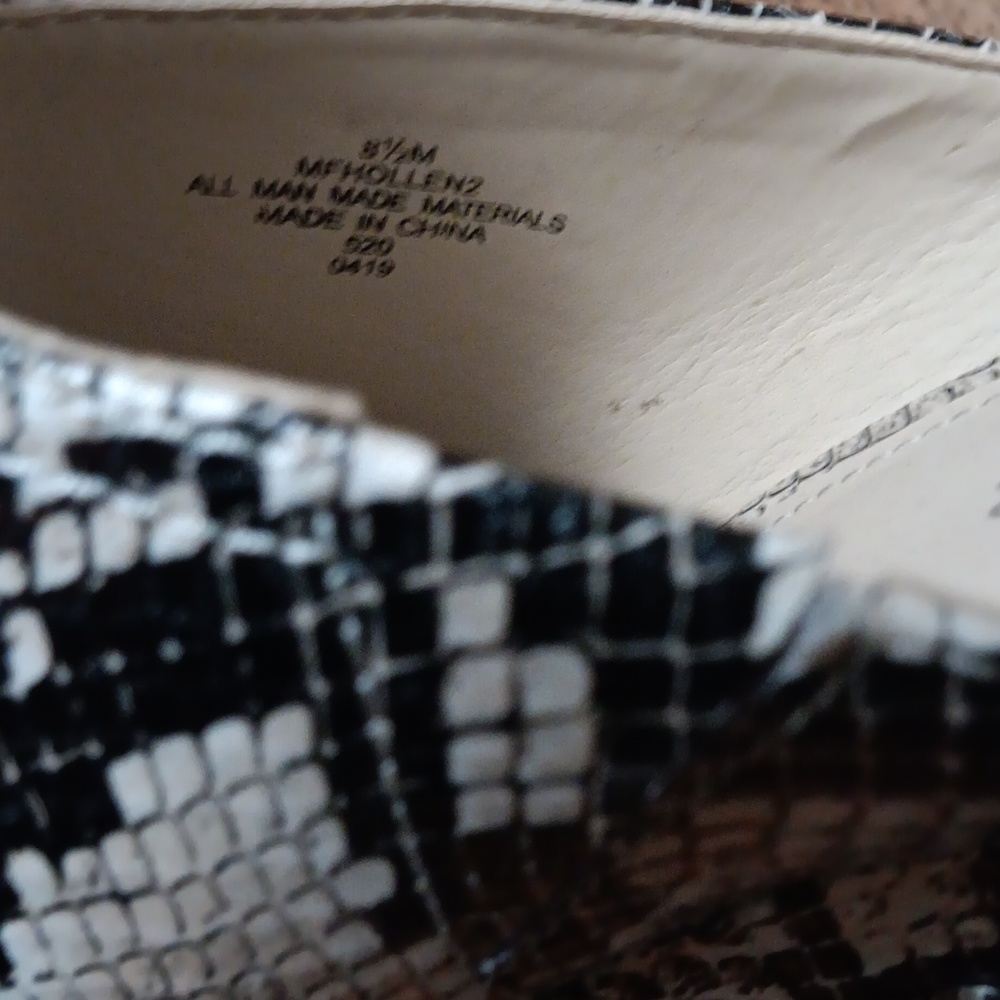 Size 8.5 MARC FISHER FAUX SNAKE SKIN CORKSCREW WEDGES - Picture 3 of 8
